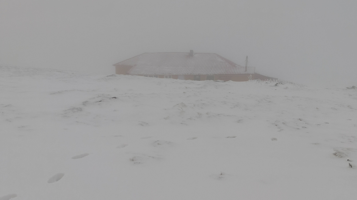 Приют "Метеостанция" на горе Дальний Таганай в октябре 2025. Утро второго дня похода. Фото автора.