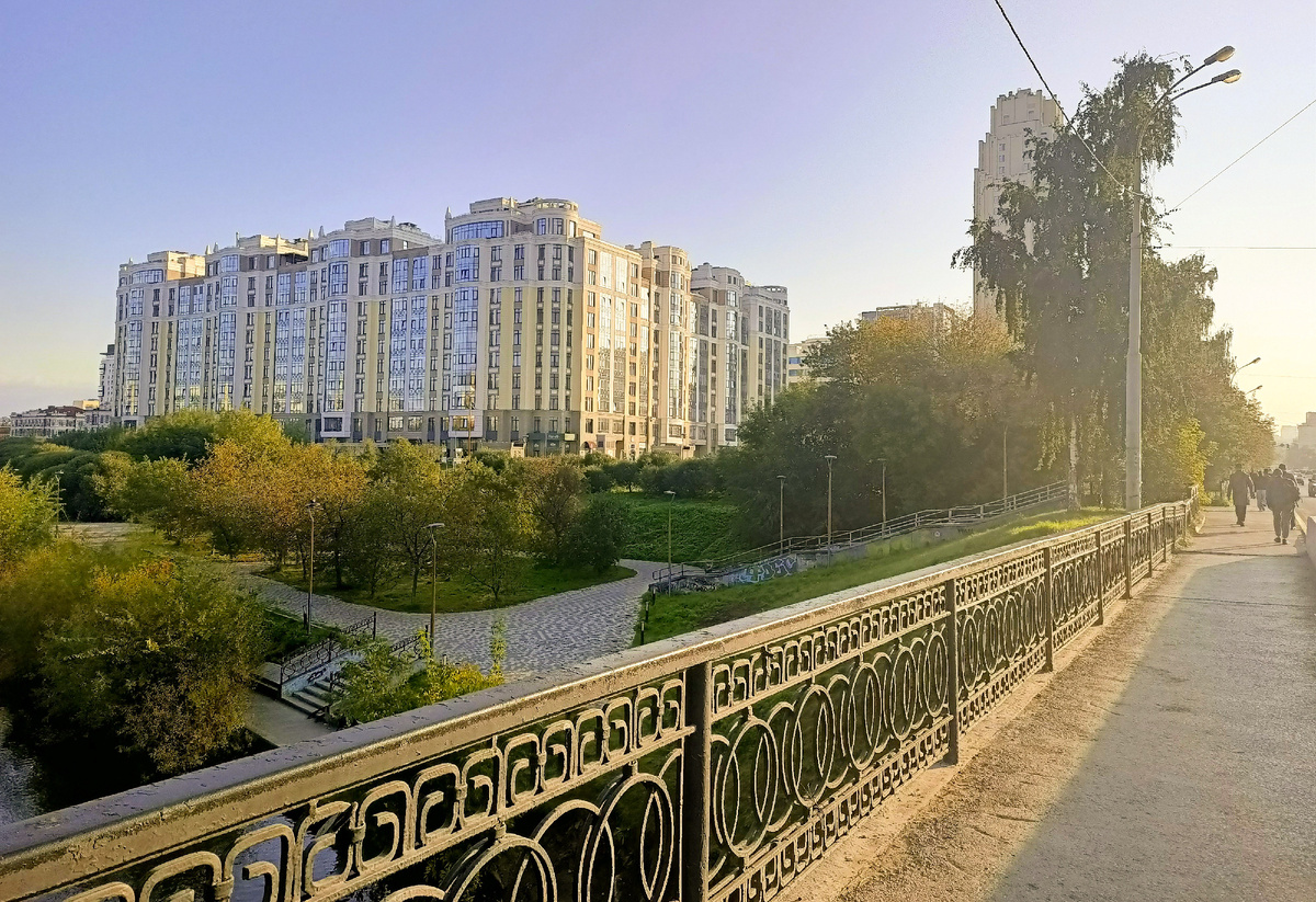 Город Екатеринбург, Зубастый мост через реку Исеть по улице Куйбышева 