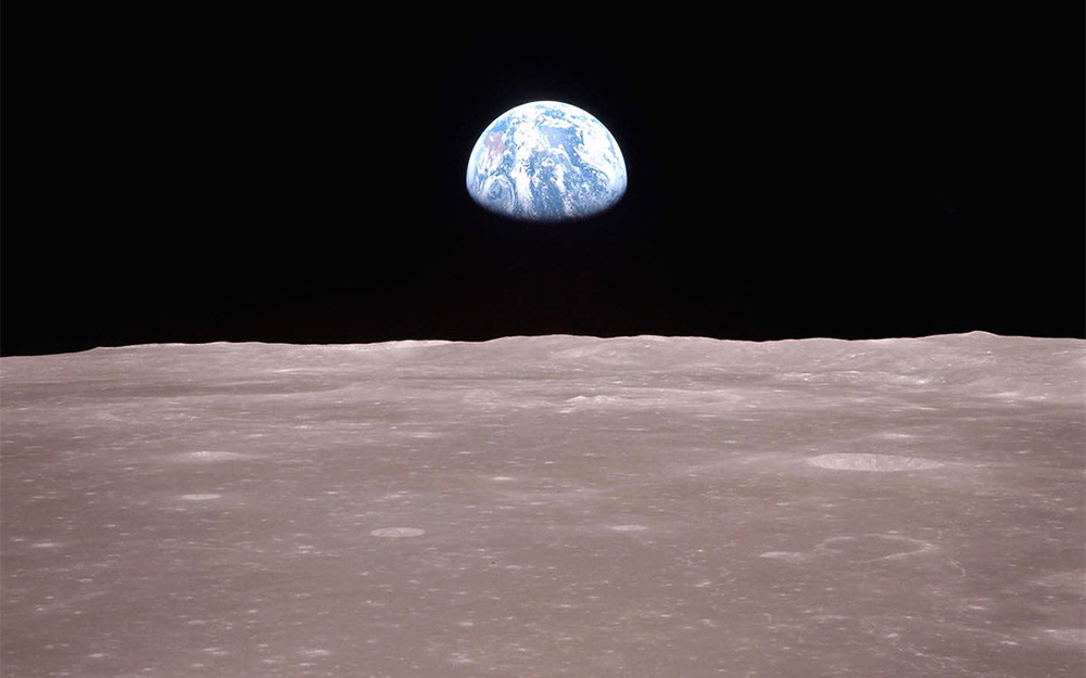 На фото NASA миссии «Аполлон-11» запечатлена Земля из иллюминатора космического аппарата