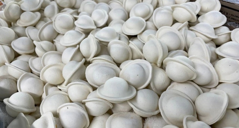    Спасибо соседке за подсказку. Пельмени теперь у меня не лопаются во время варки, а тесто тонкое и эластичное - делюсь рецептом