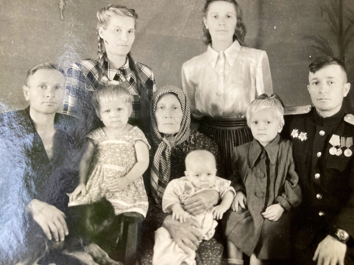 Бабушка Иришка держит на руках моего братика Колю. Я рядом с отцом. а моя сестра Нина между моим дядей Степаном и бабушкой. Мама и тетя Зоя -вверху фото.