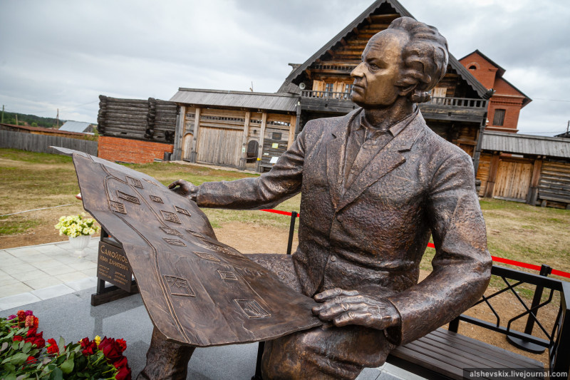 Фото не моё, но памятник точно этот