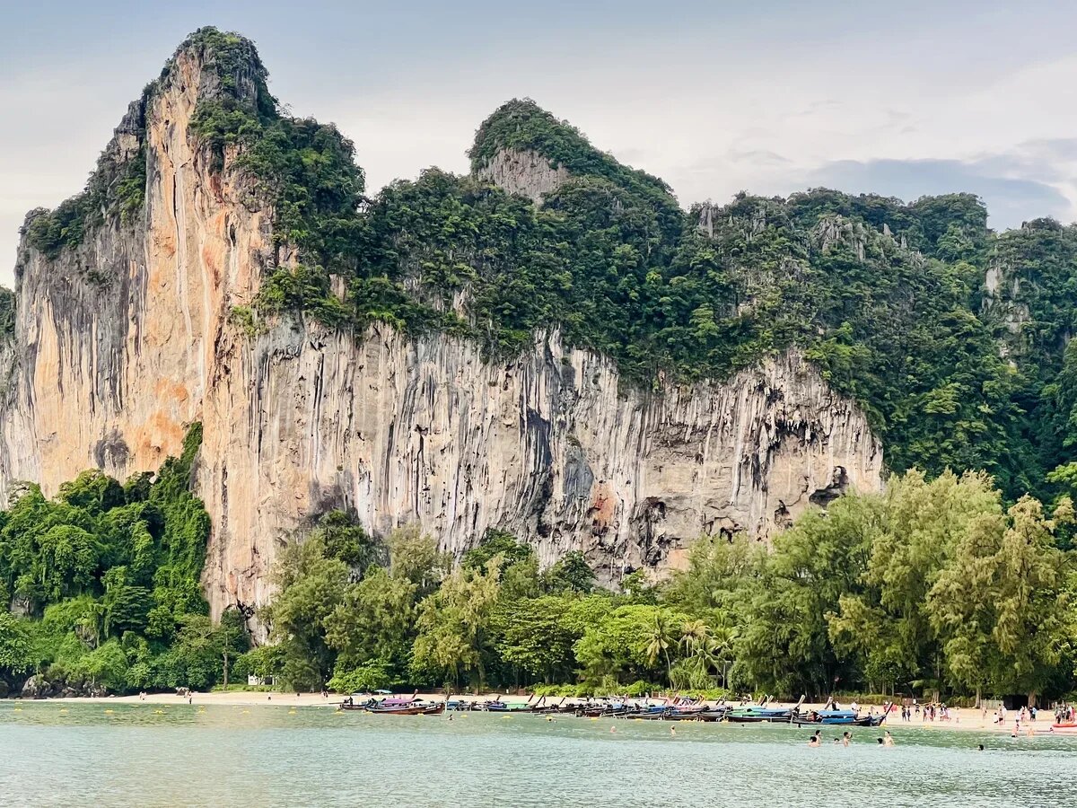    Полуостров Рейли в провинции Краби ощущается как что-то из сна. Фото: АТОР