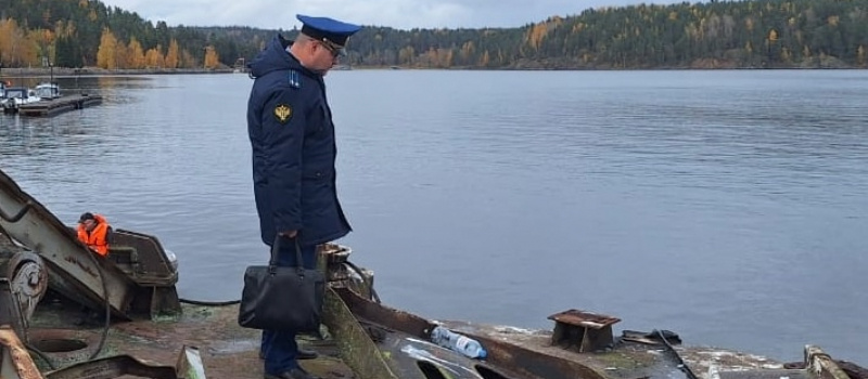    Результаты проб воды после разлива топлива в заливе Карелии беспокоятМОО "Спас Северо-запад"