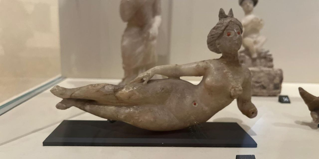 Вещица из гробницы: девушки с рубиновыми пупками