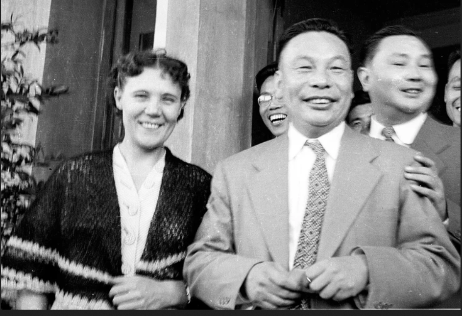 Цзян Цзинго с женой Фаиной. Фото из открытого источника в Яндексе.