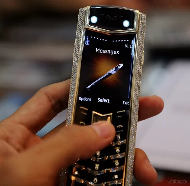 Vertu Signature Diamond. Первую модель Vertu, с платиновым корпусом и сапфировым стеклом, представили 21 января 2002 года в парижском музее современного искусства. Она называлась Signature и стоила около 24 тысяч евро. Журналисты отмечают, что даже такая высокая цена не отпугнула покупателей: заказов было много.