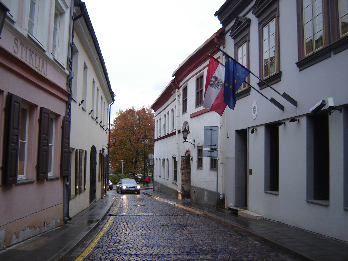 Город небольшой. По пути попадались посольства разных стран, расположенные довольно кучно.