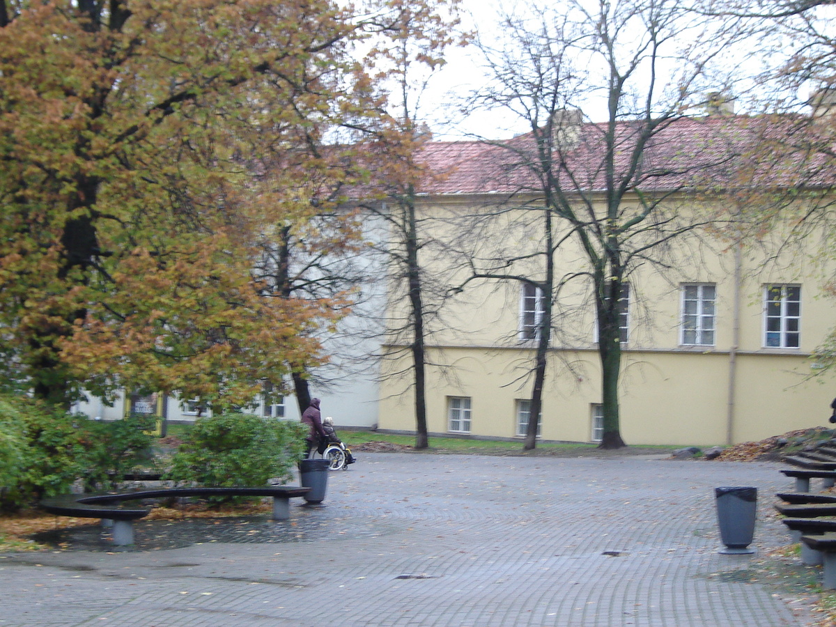 Безлюдно: выходные и погода сделали своё дело