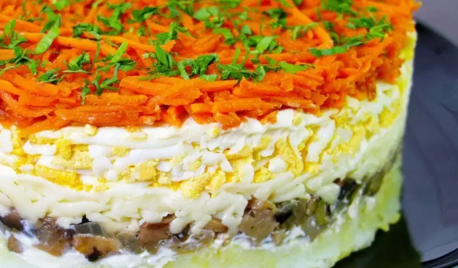 Салат "Огненная Лошадь 2026": угодите хозяйке года этим рыжим чудом — удача и процветание на весь Новый год!