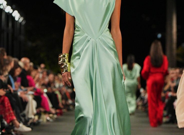 Что надеть на Новый год 2026, если вы устали от пайеток: 5 благородных альтернатив праздничному блеску