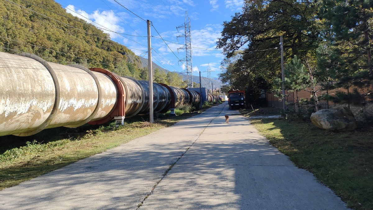 Двигались в сопровождении местного жителя