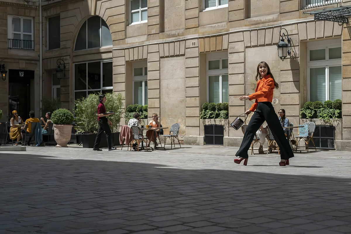 Рядом с площадью находится ресторан итальянской кухни Terra Nera — он тоже приобрел славу благодаря проекту: там по сценарию работает один ухажеров Эмили, шеф-повар Габриель. Кадр из сериала «Эмили в Париже». Режиссёры: Эндрю Флеминг Зои Кассаветис Питер Лоэр Катина Медина Мора Дженнифер Арнольд