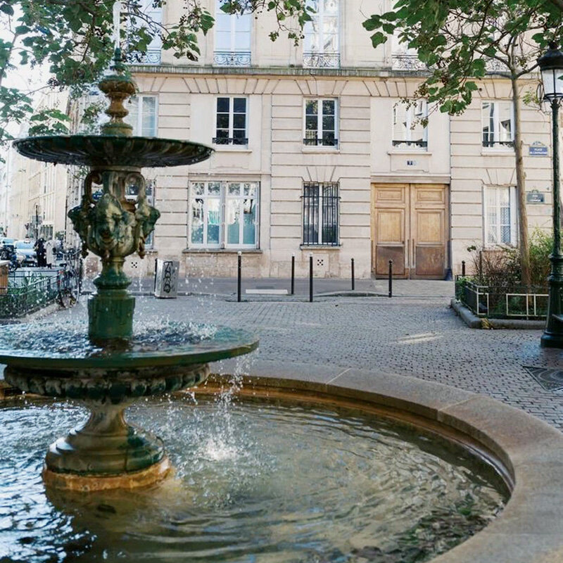 Главная героиня сериала «Эмили в Париже» живёт рядом с небольшой площадью Эстрапад. Фото: The Now Time / Unsplash