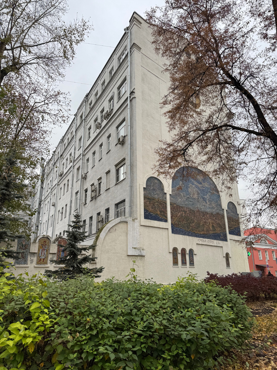 Мозаики у метро. Фото автора