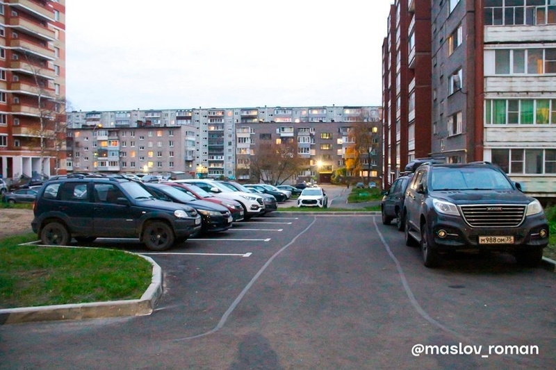    У дома на Советском, 116 обновили асфальт, сделали тротуары и парковку. По случаю окончания ремонта провели праздник для жителей