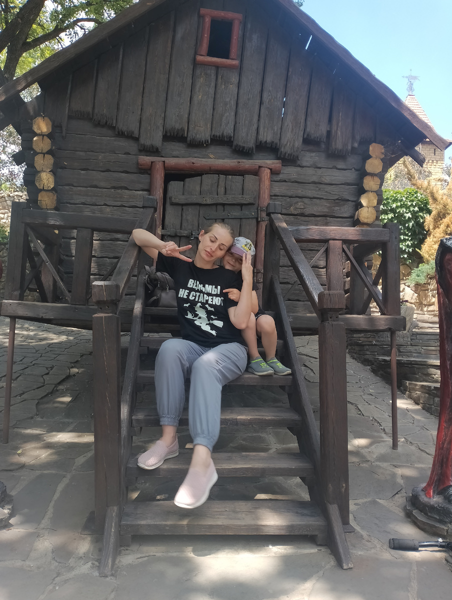 Даже если первое время придется работать в избушке на курьих ножках,она будет ВАША. И вопросы с арендодателем лучше решать в правовом поле. С близкими слишком много личных составляющих.