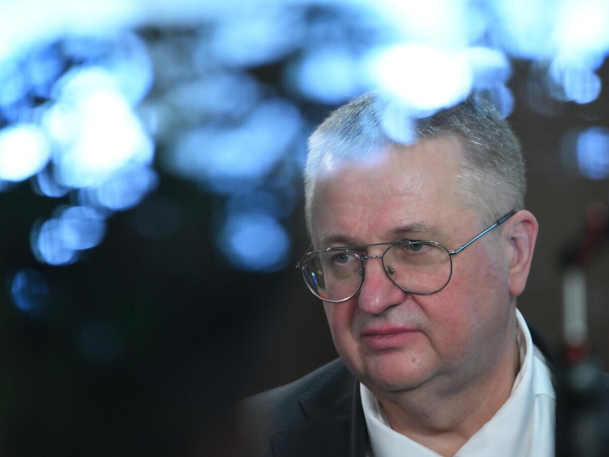    Вице-премьер РФ Алексей Оверчук во время пресс-подхода по итогам первого дня рабочего визита в Китай© РИА Новости / Григорий Сысоев