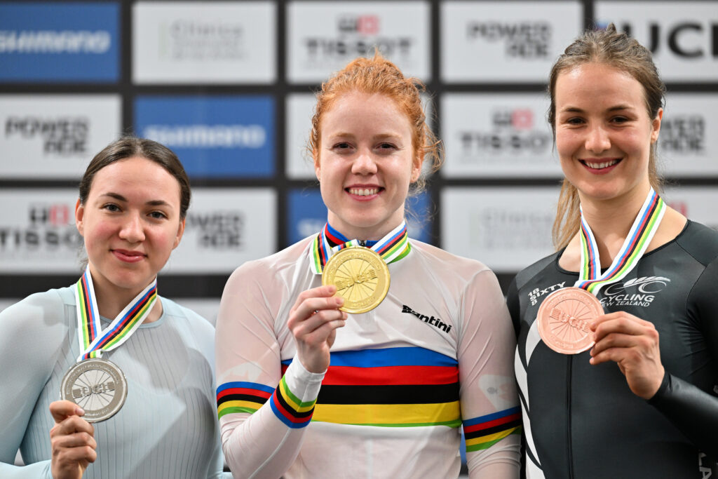    Яна Бурлакова, Хетти ван де Воу и Эллесс Эндрюс