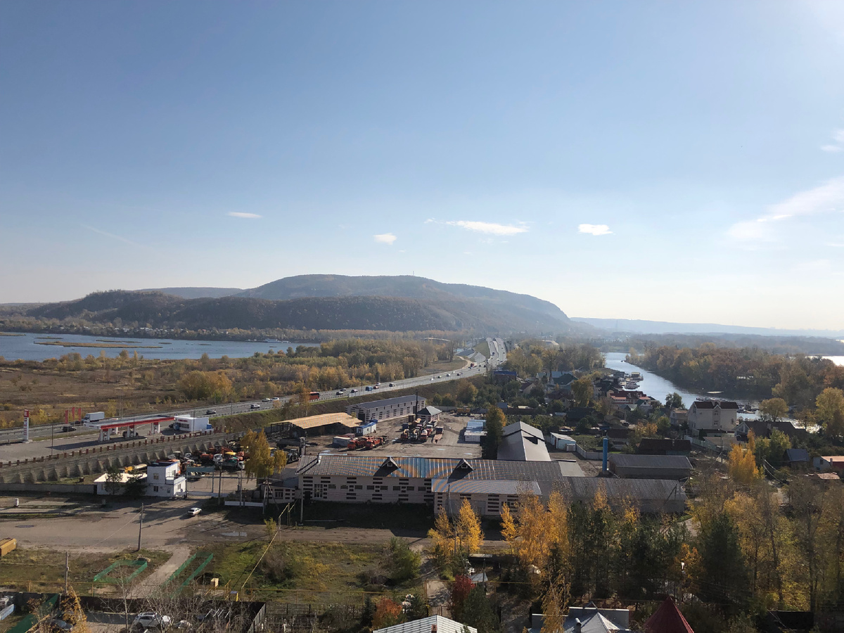 Вид на Сокольи горы и Тип-Тяв с Царева кургана. Фото автора.