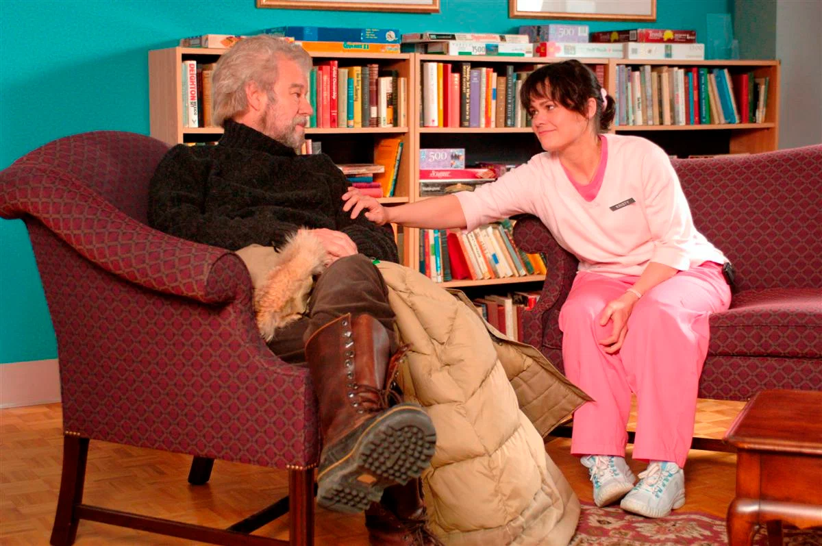 Забота, внимание и тёплое слово - порой именно этого не хватает тем, кто теряет связь с прошлым, (источник: kinopoisk.ru)