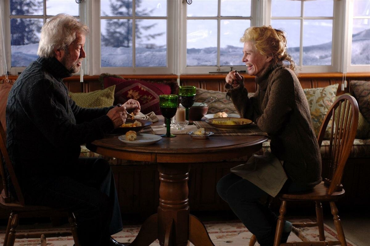 За обычным ужином скрываются годы прожитой жизни, общее тепло и нежность, которую не отнять времене, (источник: kinopoisk.ru)