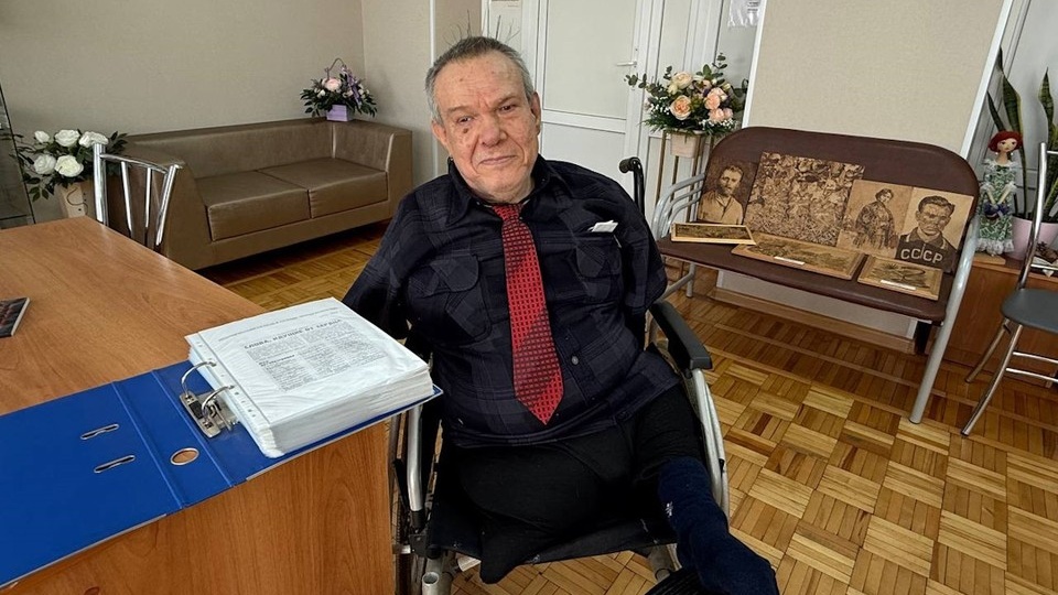 «Отдай его государству»: По совету подруг мать оформила сына без рук в интернат, а он научился писать стихи ногой и стал поэтом
