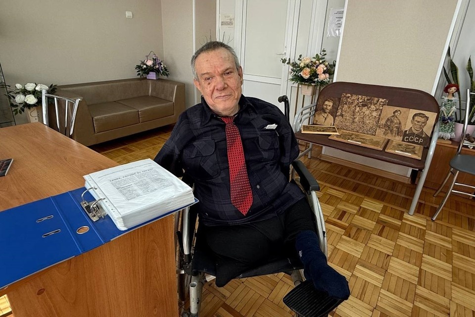    Александр Миронов пишет стихи своей единственной ногой. Мария ГИЧЕНКО