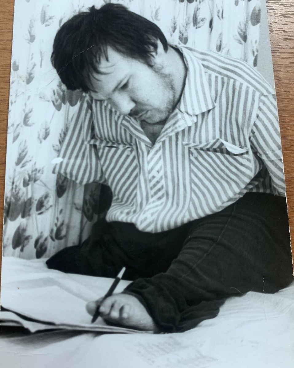    Александр с детства привык писать ногой. из архива героя публикации.