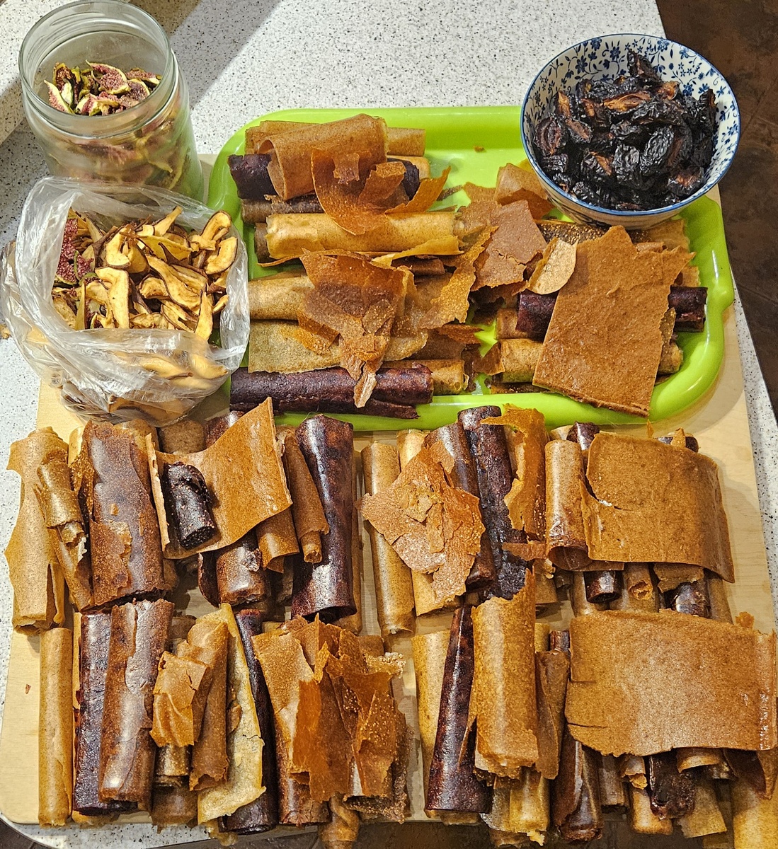 Пастила из синего и зеленого инжира, сливы, тыквы, ябоки с с медом и корицей и просто яблоки. Сушеные инжир, слива, груша.