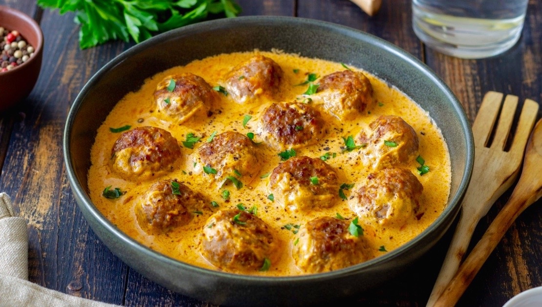 Тефтели с рисом и овощами в нежном сметанном соусе.