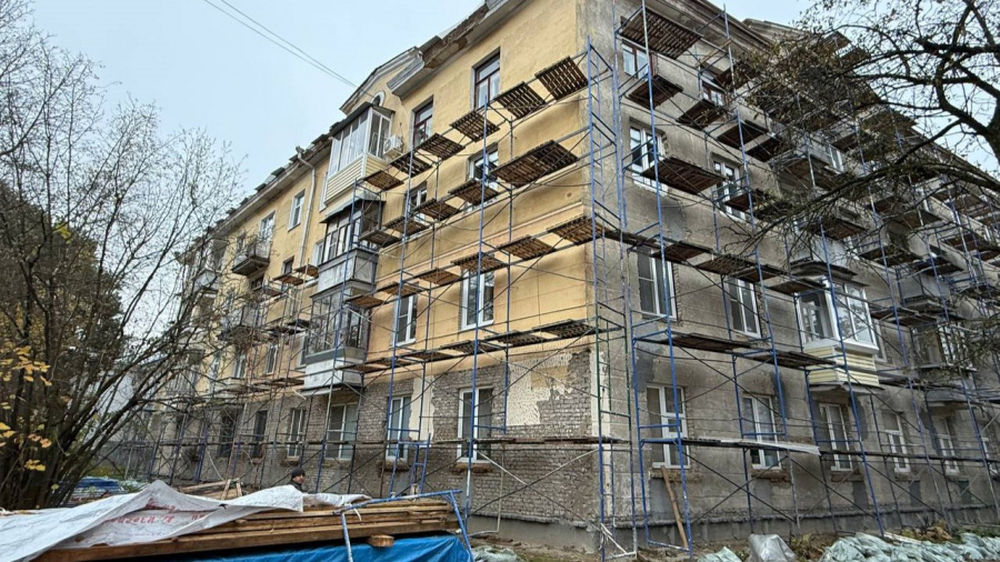 На фото: Ленина, 6/4. Работы далеки от завершения, на стройке рабочих нет