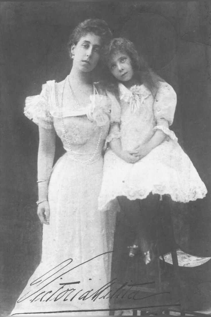 Элла с матерью, герцогиней Викторией Мелитой.