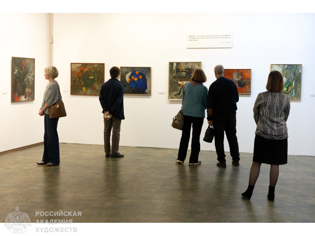 Гости открытия выставки произведений Раисы Лебедевой (1940-2025) в МВК РАХ (Москва, Пречистенка, 19). Фото: Виктор Берёзкин, пресс-служба РАХ. 2025
