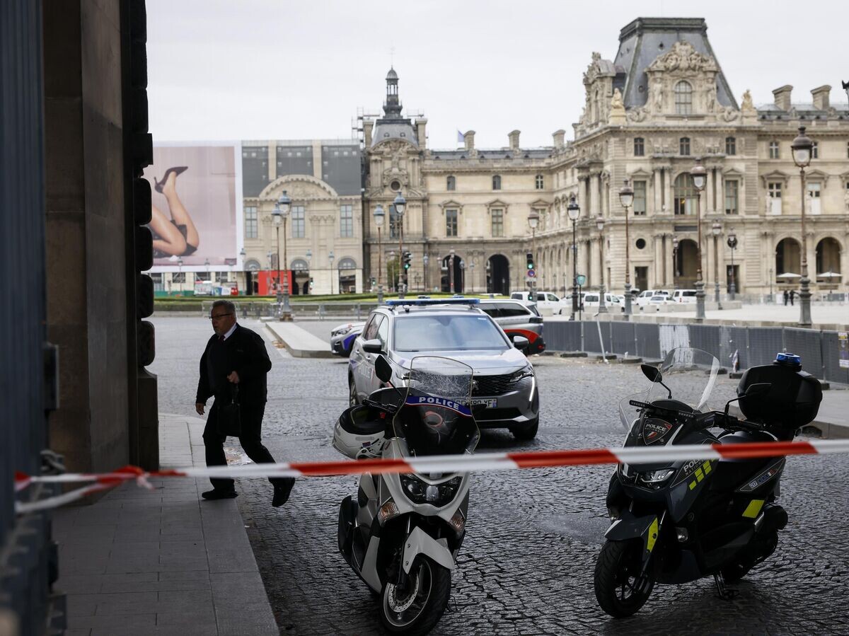    Полицейские машины возле Лувра© AP Photo / Thomas Padilla