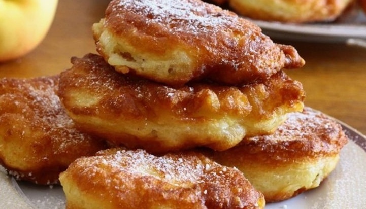 Пышные яблочные оладьи.