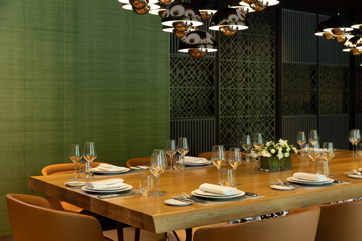 Отдельный зал ресторана Gulama в отеле Paragraph Freedom Square | The Luxury Collection