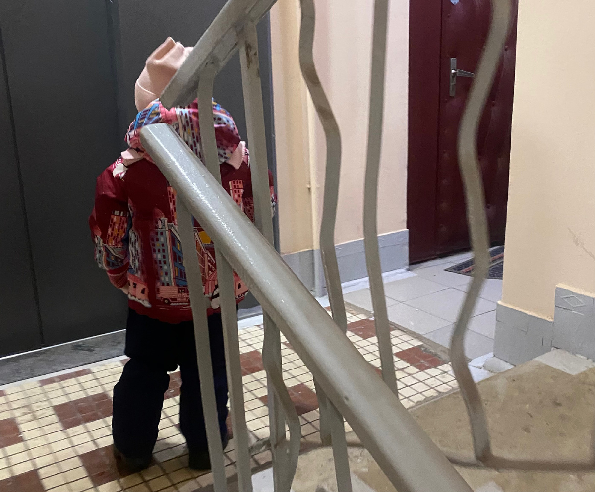 Саня выслеживает соседей сразу от лифта😅