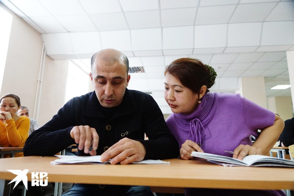    Без сертификата МВД России не выдаст патент на работу и другие документы, необходимые для пребывания в стране, а ранее выданные официальные бумаги будут аннулированы Алексей БУЛАТОВ