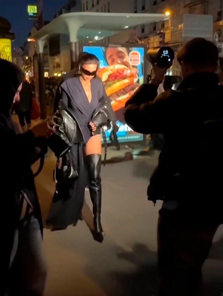 Оксана Самойлова на показе. Источник фотографии: https://www.kp.ru/daily/27725/5152847/?ysclid=mh7m5dg4vu815072623