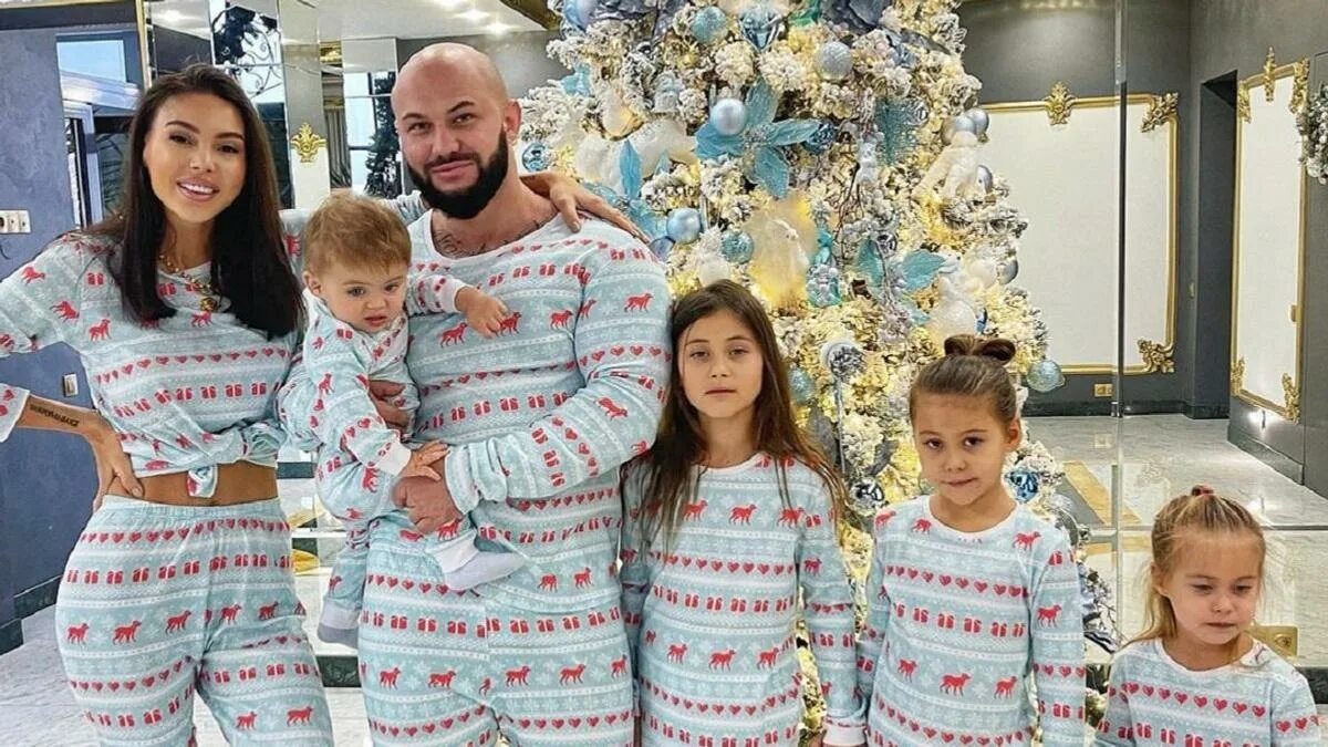 Оксана с Джиганом и детьми. Источник фотографии: https://www.nur.kz/showbiz/personal-life/1890597-pizamnaa-vecerinka-oksana-samojlova-opublikovala-novogodnee-foto-semi/