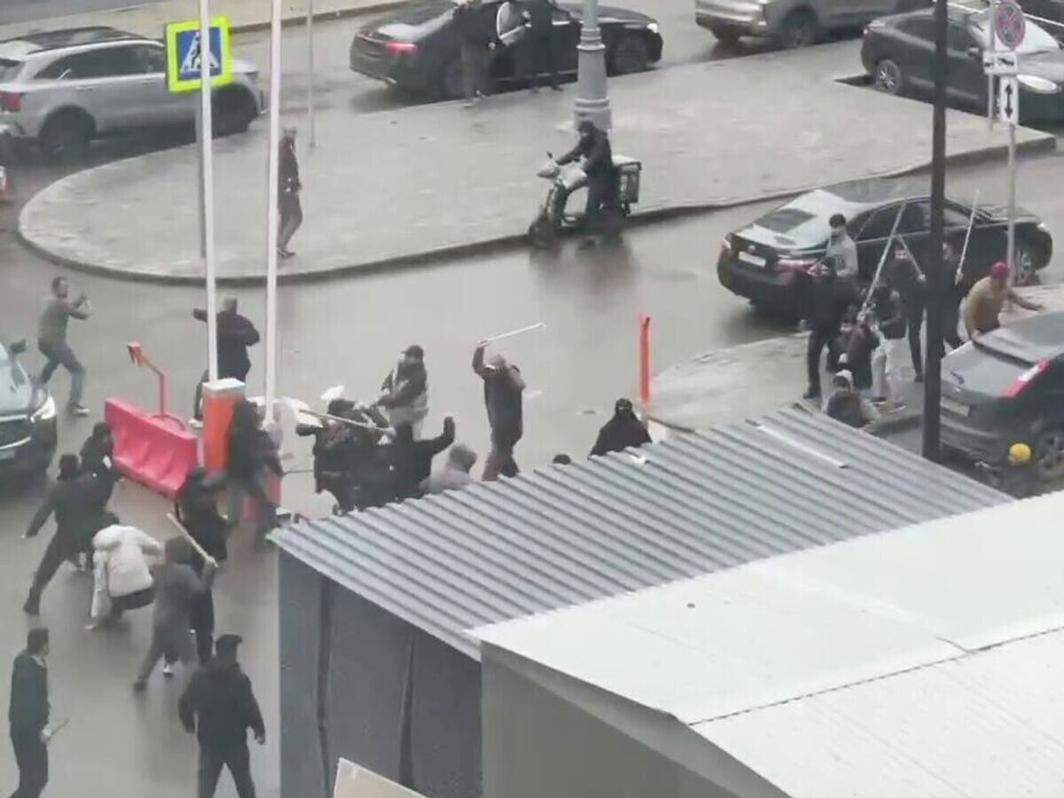    Массовая драка в ЖК "Прокшино" в Москве. Кадр видео из соцсетей