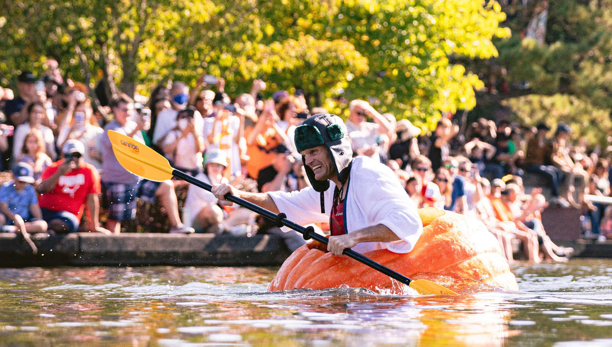     Фото: WESLEY LAPOINTE/AFP/East News Участники соревнуются в скорости, преодолевая дистанции на тыквах-лодках, которые так и норовят вращаться на месте