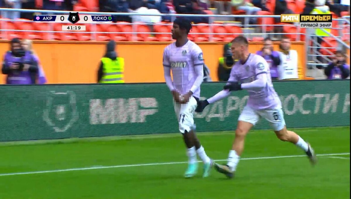 Вот так Беншимин издевательски  отпраздновал забитый мяч.