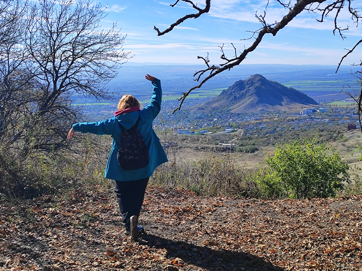 Вид на гору Шелудивая с одной из любимых смотровых площадок (октябрь 2025 года)