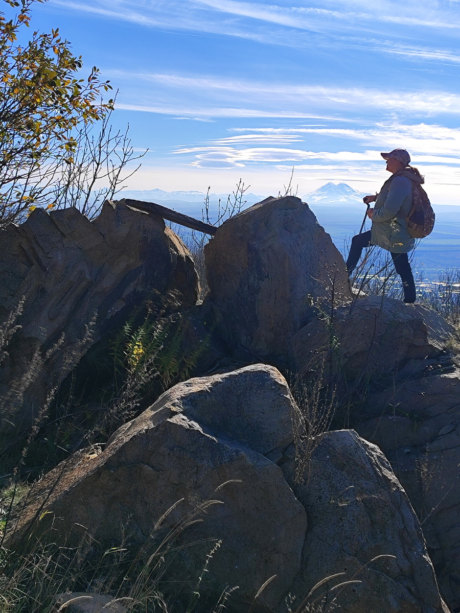 Наскучило идти по ровной дороге, отошли немного в сторону забраться на маленькие скалы)) На горизонте виден Эльбрус (октябрь 2025 года)