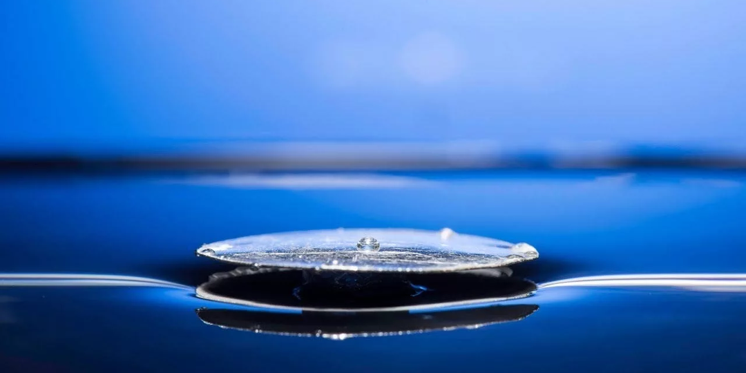 Учёные создали металл, который плавает в воде. Как это возможно