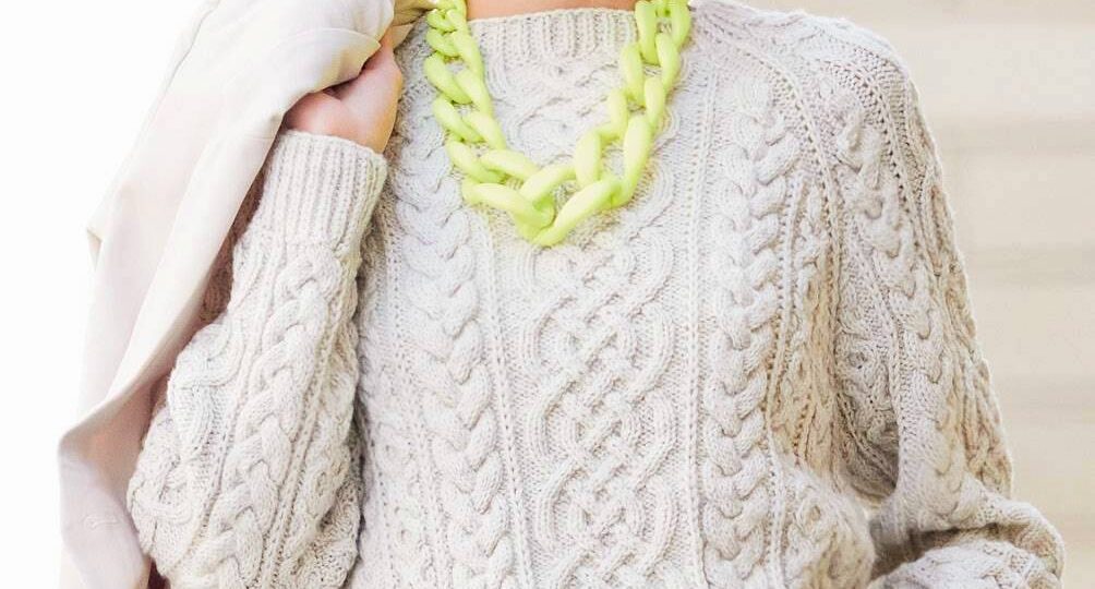 Тёплые вязаные модели для женщин. 4 пуловера и свитера с описанием