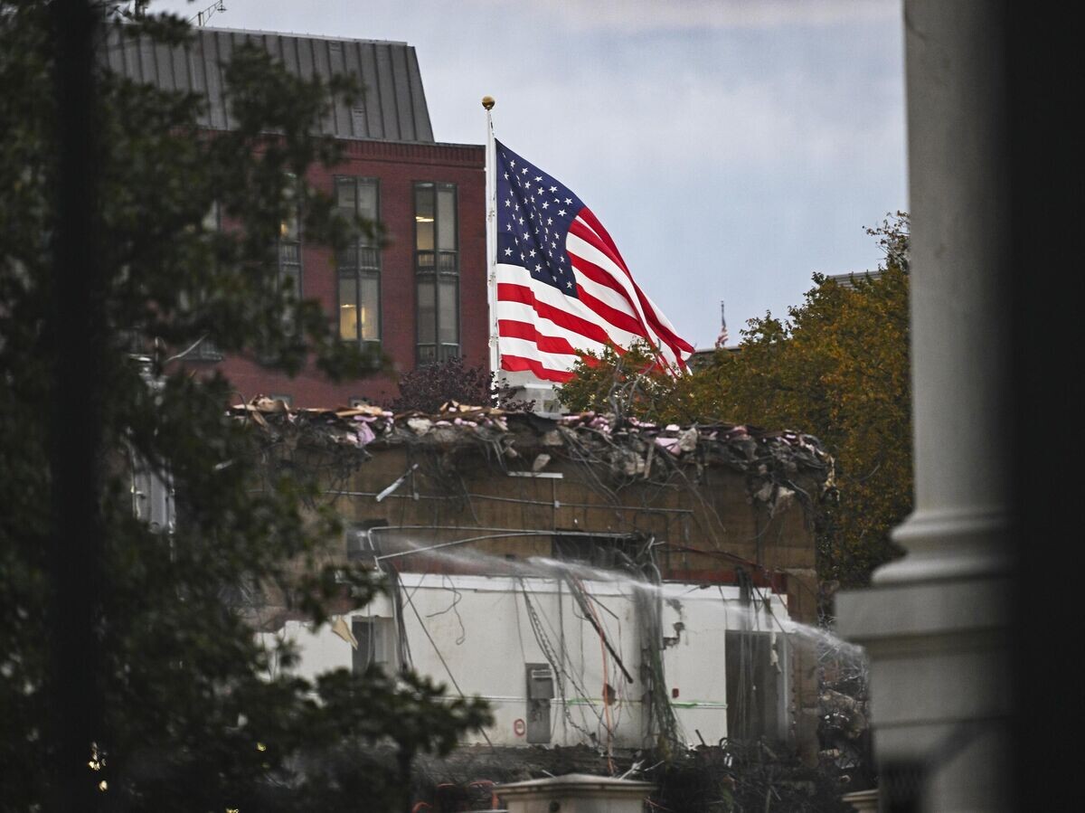    Работы по сносу восточного крыла Белого дома© Getty Images / Anadolu/Celal Gunes