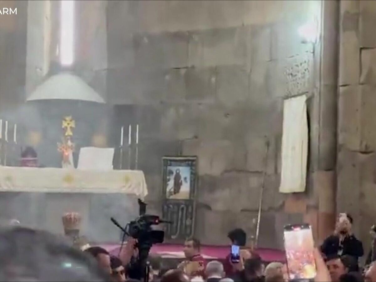    Мужчину выводят из церкви. Кадры из Армении© t.me/SputnikARM